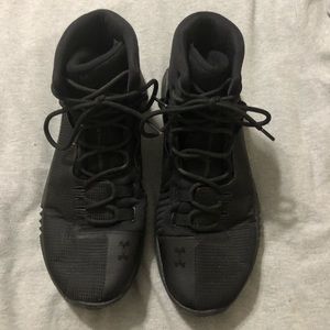 UNDER ARMOUR Men’s high top b-ball shoes.